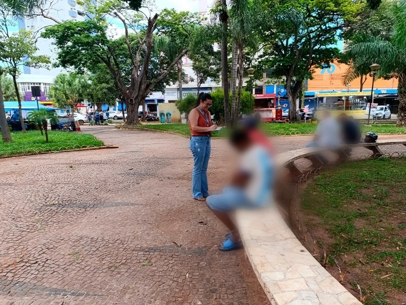 Direitos Humanos aborda moradores de rua para atendimento