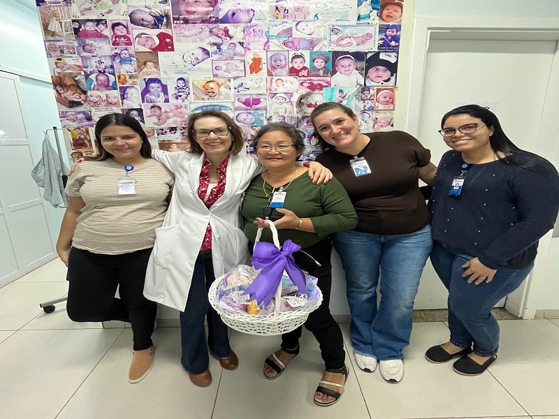 Artesãs doam toucas para bebês da UTI Neonatal