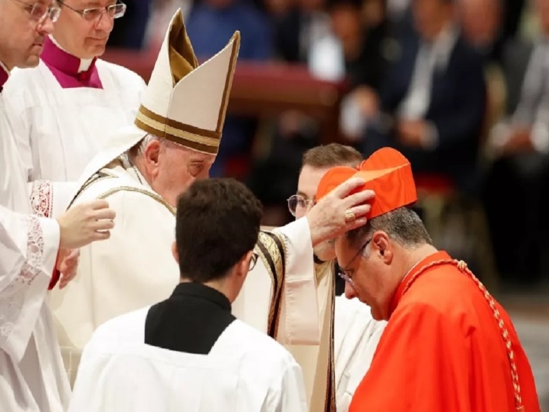 Qual é a diferença entre um monsenhor, um bispo e um cardeal?