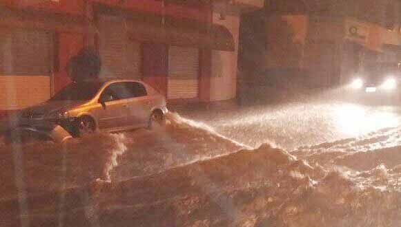 Chuva torrencial alaga ruas e faz estragos em Votuporanga