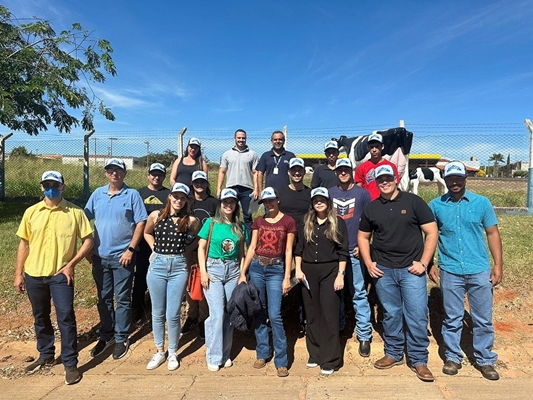 Medicina Veterinária da Unifev visita Laticínio em Magda 