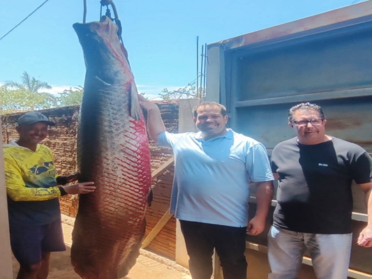Prefeito e secretário de turismo parabenizaram o pescador