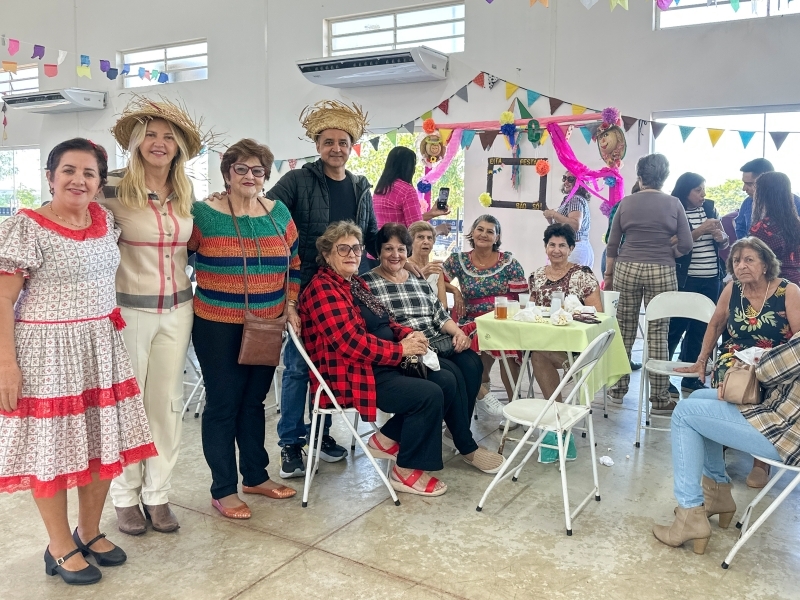 Integração da melhor idade com animada Festa Junina no CCI