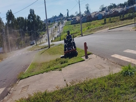 Prefeitura realiza roçagem e limpeza em diversos pontos da cidade
