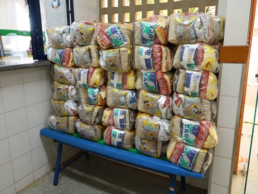 Prefeitura entrega de kits de alimentação a alunos