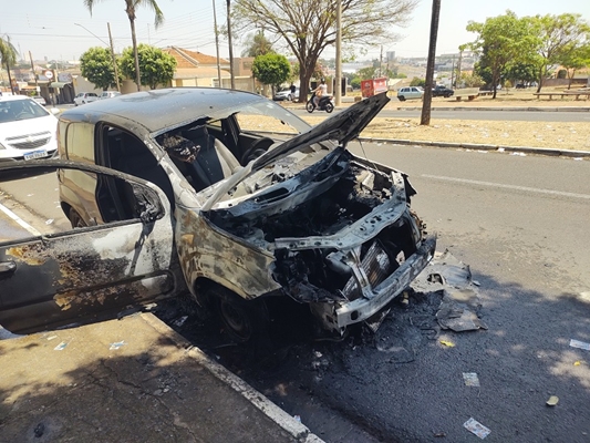 Carro de eleitora pega fogo na frente de escola 