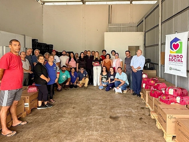 Rose Seba distribui kits de panetones a entidades 