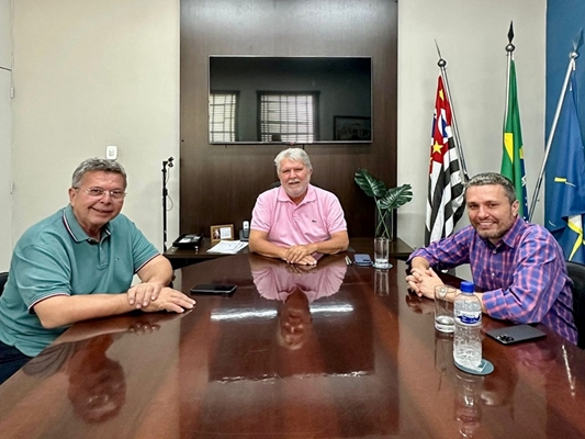 Prefeito reeleito Jorge Seba recebe deputados Carlão Pignatari e Fausto Pinato 