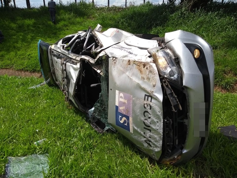 CARRO DE ESCOLTA DE PRESO CAPOTA E MATA AGENTE