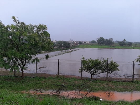 Chuva chega forte e deve continuar