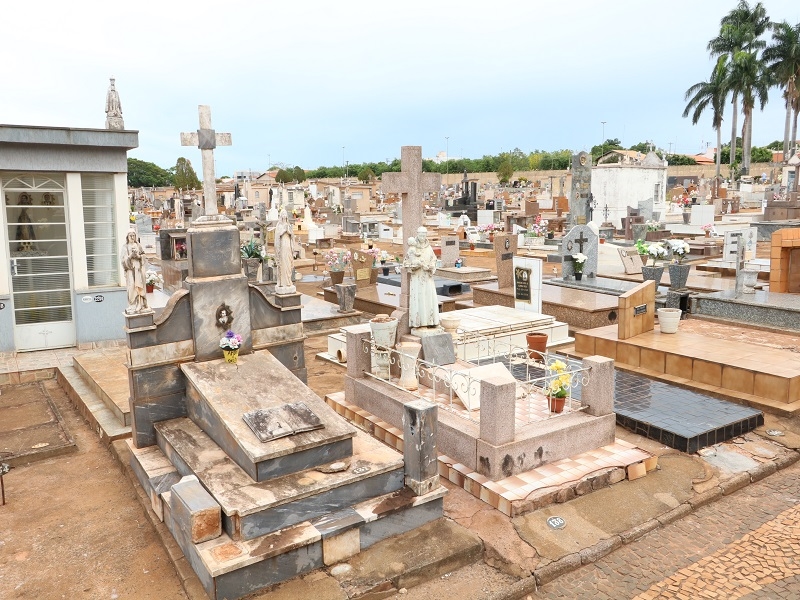Prazos para limpeza e reformas no cemitério