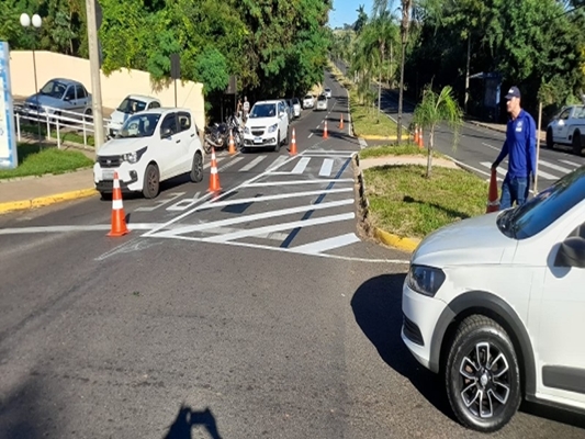 Prefeitura reforça sinalização na rotatória da avenida Onofre de Paula
