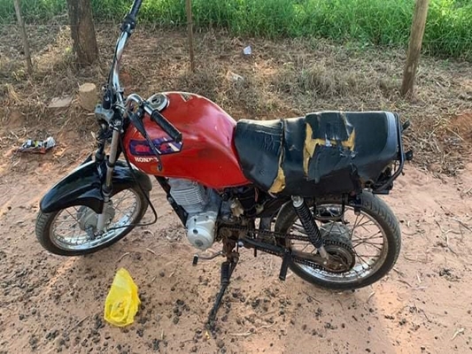 Homens abandonam moto furtada em estrada rural