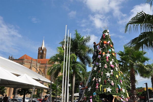 Natal de Votuporanga tem árvore temática na Praça Cívica