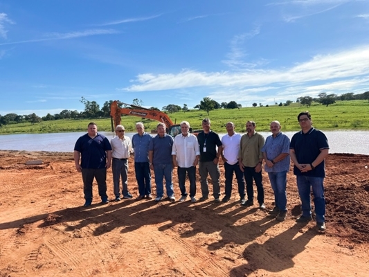 Prefeito e autoridades visitam obra de desassoreamento