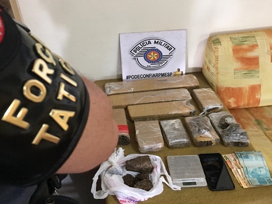 Polícia Militar prende 2 traficantes com mais de 5 kg de droga 