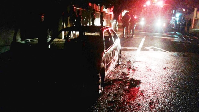 Polícia investiga caso de carro queimado em rua de Votuporanga 