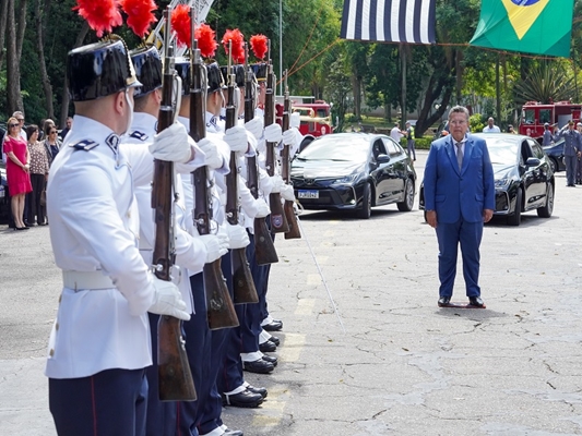Carlão Pignatari é condecorado pela Polícia Militar 