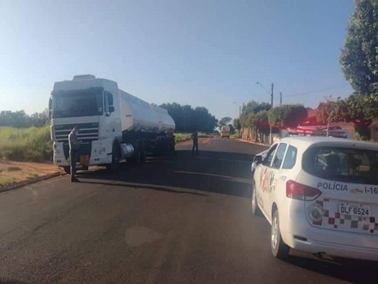 Ladrões roubam caminhão e abandonam motorista 