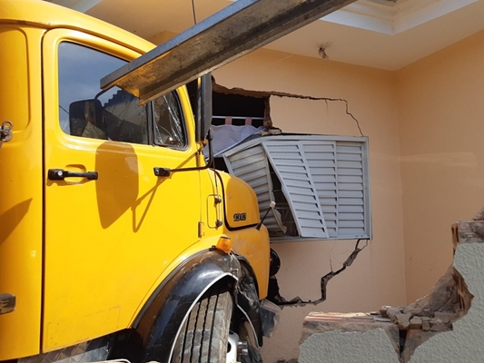 Caminhão perde freio e atinge casa em Votuporanga