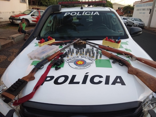 Morador de Riolândia é flagrado com armas