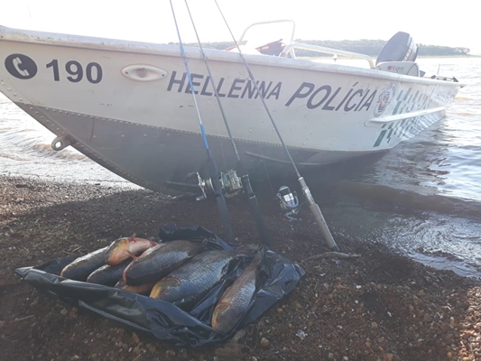 Polícia Ambiental multa pescadores em batelão