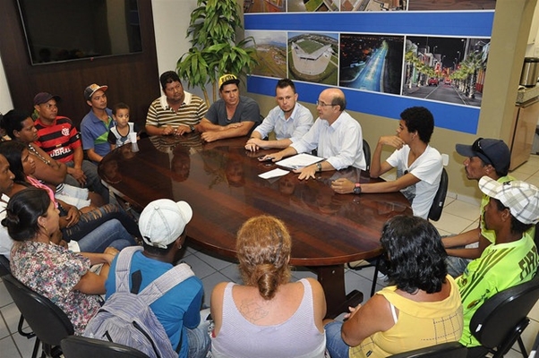 Prefeito de Votuporanga recebe trabalhadores integrantes de projeto 