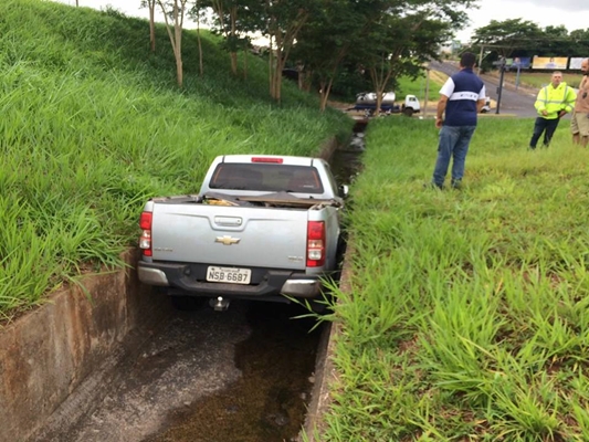 Polícia acha caminhonete dentro de valeta em Votuporanga. Motorista sumiu 