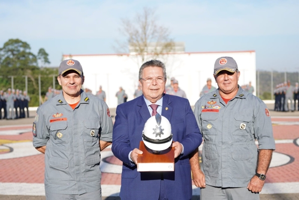Carlão Pignatari recebe título de “Bombeiro Honorário”