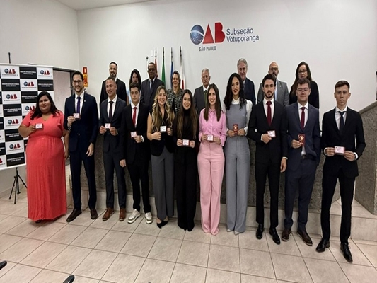 Entrega de carteira da OAB a 10 advogados formados na UNIFEV