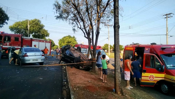Carro capota em colisão em cruzamento de Votuporanga 