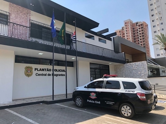 Policial aposentado flagra trio furtando supermercado