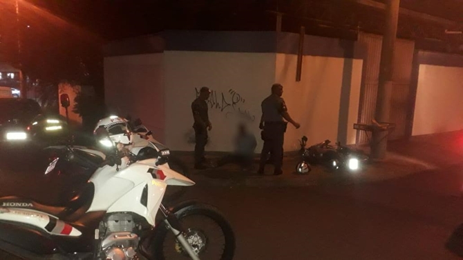 POLÍCIA MILITAR PEGA TRAFICANTE QUE TENTOU FUGA EM MOTO