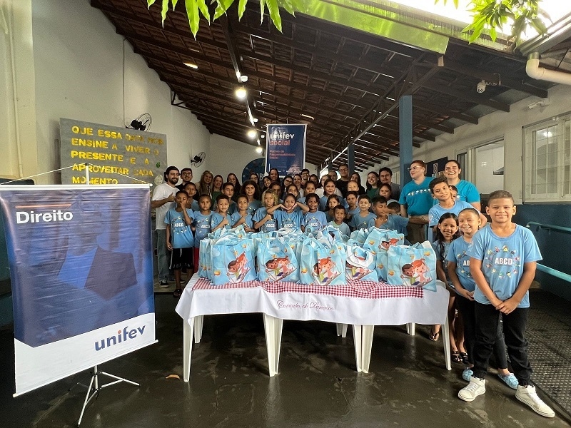 Direito Unifev doa kits com bombons e livros para crianças