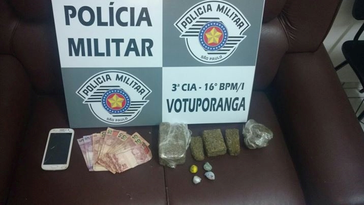 Polícia Militar prende 2 com drogas 