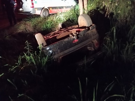 Motorista escapa sem ferimentos de capotamento